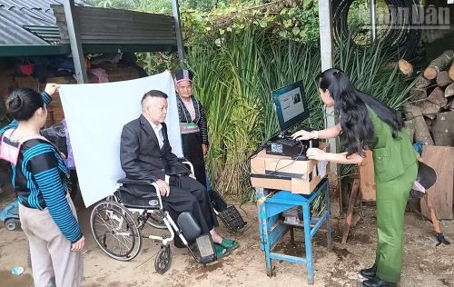 Lực lượng Công an các xã vùng biên giới Sơn La thu nhận hồ sơ căn cước công dân, định danh điện tử cho công dân các bản.