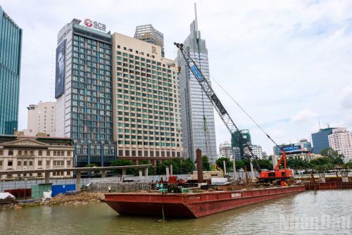 Nhiều thiết bị, máy móc cùng hàng trăm kỹ sư, công nhân đang được huy động để đẩy nhanh tiến độ, bảo đảm các mốc thi công dự án.