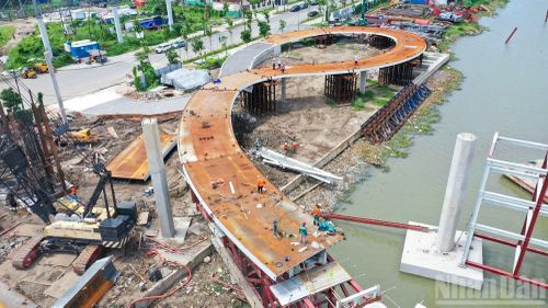 Trước khi lên cầu dẫn, là đường dẫn kết nối ra trục đường Tôn Đức Thắng và đường Nguyễn Thiện Thành giúp khách bộ hành tiếp cận cầu dễ dàng từ hai bên bờ sông Sài Gòn là Công viên Bạch Đằng và khu vực Thủ Thiêm.