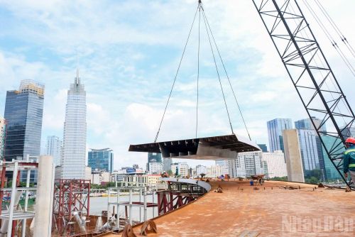 Theo thiết kế, cầu dẫn có dầm rất mảnh (dày 25cm) góp phần tạo nên hình dáng nhẹ nhàng, mềm mại, phù hợp với thiết kế cây dừa nước nhưng vẫn bảo đảm yếu tố kỹ thuật và cảnh quan chung của cả khu vực.
