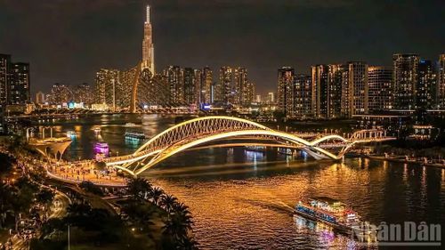 Bộ phận Quản lý dự án cũng cho hay, một hạng mục rất quan trọng của công trình là Cầu thép dài 187m (rộng 11 m) bắc qua sông nối hai trụ cầu chính đang được thi công ở Vũng Tàu. Sau đó vận chuyển về khu vực công trình, gắn vào hai đầu cầu, dự kiến khoảng thời gian thực hiện công đoạn này vào ngày 20/8. Gắn vào Cầu thép là mái vòm treo hình lá dừa nước, theo mô hình “3D” đang được thực hiện cũng đòi hỏi cao về kỹ thuật thi công.( Ảnh. Ban quản lý dự án)