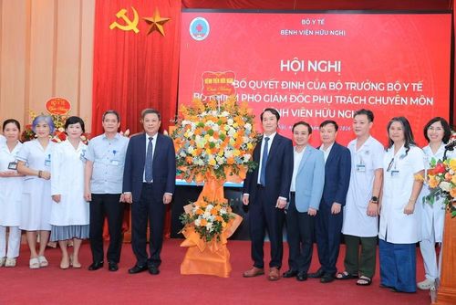 Ban Giám đốc Bệnh viện Hữu nghị và đơn vị của bệnh viện chúc mừng tân Phó Giám đốc Trần Đăng Khoa.
