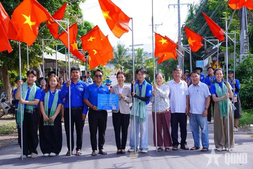 Tuyến đường được tô thắm bởi sắc cờ của công trình “Đường cờ Tổ quốc”. 