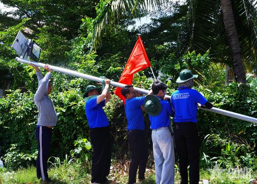  Các cột trụ đèn năng lượng mặt trời được các chiến sĩ Mùa hè xanh cùng đoàn viên thanh niên và người dân địa phương lắp đặt. 