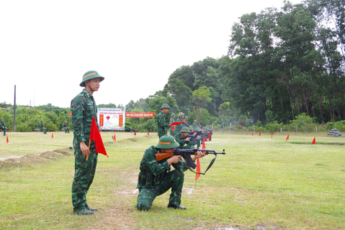 Kiểm tra bắn đạn thật súng tiểu liên AK. 