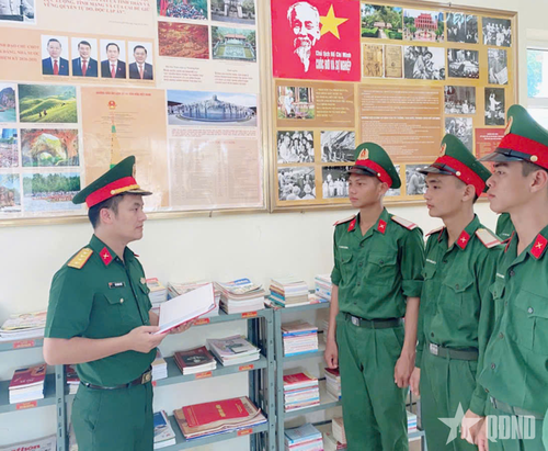 Đại úy Hồ Minh Đức luôn gần gũi sâu sát trong quản lý, nắm bắt tâm lý, định hướng tư tưởng bộ đội. 