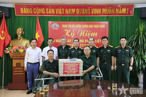 Thiếu tướng Nguyễn Đình Chiêu, Phó chính ủy Tổng cục tặng quà tri ân các thương, bệnh binh tại Trung tâm Điều dưỡng thương binh Thuận Thành.