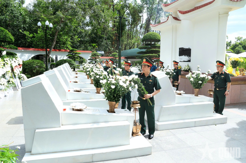 Đoàn công tác dâng hoa, thắp hương tưởng niệm 10 nữ anh hùng liệt sĩ thanh niên xung phong tại Ngã ba Đồng Lộc.