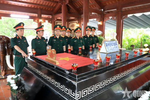 Đoàn công tác dâng hoa, dâng hương tri ân các Anh hùng liệt sĩ tại Truông Bồn.