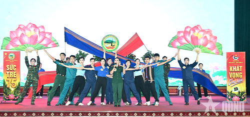 Phần thi chào hỏi của Đoàn Cơ sở Đoàn Kinh tế - Quốc phòng 75 (Binh đoàn 15). 