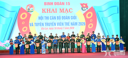 Các đồng chí lãnh đạo Binh đoàn 15, đại diện đoàn thanh niên địa phương và các đội thi. 