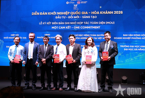  Các đại biểu chụp ảnh lưu niệm sau lễ ký kết hợp tác toàn diện, thúc đẩy phát triển hệ sinh thái khởi nghiệp tại địa phương. 