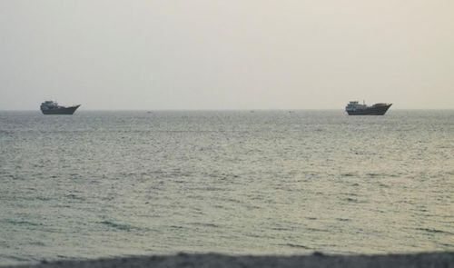 Các tàu thuyền di chuyển qua eo biển Hormuz, nhìn từ bán đảo Musandam (Oman), ngày 15-7. Ảnh: Reuters.