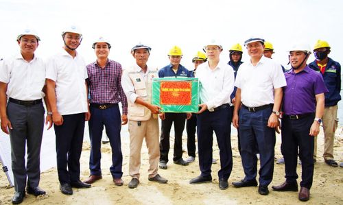 Đoàn công tác của lãnh đạo thành phố Đà Nẵng tặng quà cho các đơn vị thi công dự án.