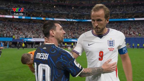 Messi động viên Harry Kane sau trận bán kết. ẢNH: CHỤP MÀN HÌNH VTV