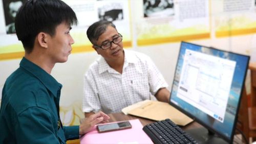 Xã Đông Thạnh bố trí lực lượng hỗ trợ người dân thực hiện thủ tục hành chính trực tuyến. Ảnh: NGÔ BÌNH