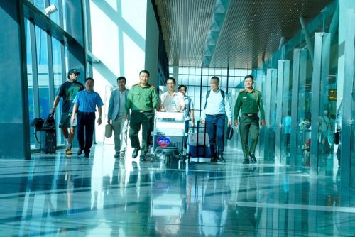 Tạng hiến được vận chuyển bằng đường hàng không từ Hà Nội vào TPHCM để ghép cho bệnh nhi
