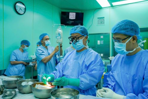 Ê-kip bác sĩ Bệnh viện Đại học Y Dược TPHCM ghép tạng cho người bệnh