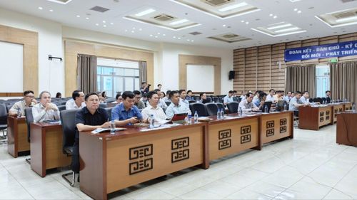 Đại diện các phường, xã, đặc khu được hướng dẫn sử dụng phần mềm quản lý tạm thời lòng đường, vỉa hè. Ảnh: QUỐC HÙNG