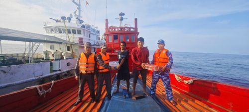  Cán bộ, chiến sĩ Bộ Tư lệnh Vùng Cảnh sát biển 4 hỗ trợ nước uống, lương thực cho tàu 3177 