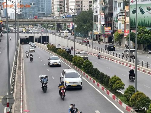 Trục Lê Văn Lương – Tố Hữu cũng là một trong những tuyến hướng tâm quan trọng của Hà Nội, với quy mô nhiều tầng giao thông, tập trung dày đặc các khu đô thị, tòa nhà văn phòng và chung cư cao tầng.