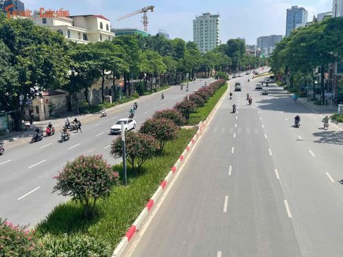Với chiều dài khoảng 1,8 km với 10 làn xe, tuyến đường Nguyễn Chí Thanh kết nối nhiều nút giao quan trọng của Hà Nội với phường Đống Đa, Ba Đình và Cầu Giấy.