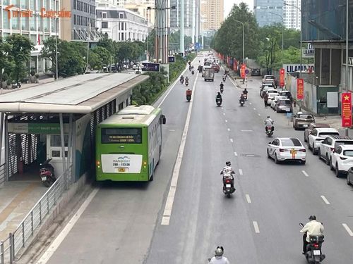 Đường Lê Văn Lương dài khoảng 2km, mỗi chiều hiện bố trí ba làn xe, gồm hai làn hỗn hợp dành cho ô tô và xe máy cùng một làn ưu tiên dành riêng cho tuyến xe buýt nhanh BRT.