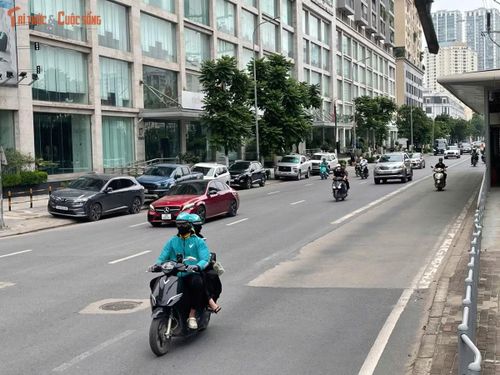 Mặc dù vậy, trong những thời điểm giao thông đông đúc, không ít xe máy vẫn đi vào làn BRT để rút ngắn thời gian di chuyển. Điều này khiến việc tổ chức giao thông trên tuyến trở nên phức tạp hơn, đồng thời ảnh hưởng đến hoạt động của tuyến buýt nhanh.