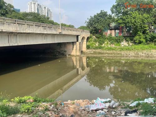 Rác thải tập kết dọc hai bên bờ sông Nhuệ, ảnh hưởng đến cảnh quan và môi trường sống của người dân khu vực xung quanh.