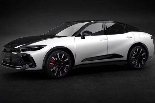 Toyota đã công bố những hình ảnh đầu tiên của Crown Crossover phiên bản 2027 tại thị trường Nhật Bản trước khi mẫu xe chính thức ra mắt vào giữa tháng 9 năm nay. Bên cạnh những thay đổi nhẹ về thiết kế, mẫu xe fastback gầm cao sau 4 năm có mặt trên thị trường cũng được cho là sẽ được nâng cấp hệ truyền động hybrid và bổ sung một số trang bị mới.