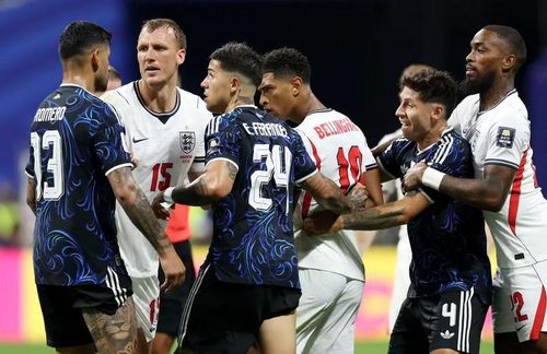 Tiền vệ Jude Bellingham cũng lao vào điểm nóng và phải được Ollie Watkins giữ lại. Ở một khu vực khác, hậu vệ Dan Burn (Anh) bị tiền vệ Enzo Fernandez và trung vệ Cristian Romero (Argentina) vây quanh, trong khi Ivan Toney (Anh) ôm giữ hậu vệ Gonzalo Montiel (Argentina). Ảnh: Reuters.