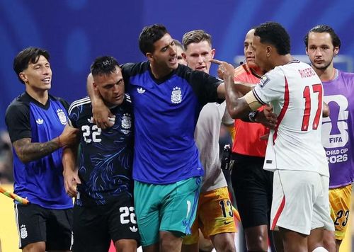 Tiền vệ số 17 tuyển Anh chỉ tay về phía các cầu thủ Argentina khi những lời qua tiếng lại trở nên căng thẳng. Tiền đạo Lautaro Martinez được đồng đội giữ lại, trong khi thành viên tuyển Anh cố kéo Rogers ra khỏi điểm nóng. The Sun mô tả, cầu thủ 23 tuổi của Anh còn tỏ thái độ với thủ môn Juan Musso và người hùng ghi bàn quyết định cho Argentina. Ảnh: Reuters.