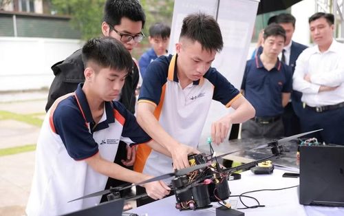 Sinh viên Trường Đại học Công nghệ Giao thông vận tải nghiên cứu chế tạo Drone thử nghiệm trong giao hàng.