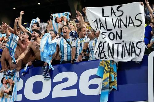 CĐV Argentina cũng giương biểu ngữ với dòng chữ "Quần đảo Malvinas thuộc về Argentina" sau trận đấu căng thẳng với tuyển Anh hôm 16/7 (giờ Hà Nội). Ảnh: AP.