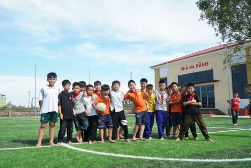Học sinh Trường Tiểu học Trung Phúc Cường 2 vui chơi thể thao tại sân bóng nhân tạo. Ảnh: Hồ Lài