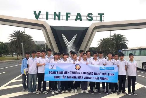 Sinh viên Trường Cao đẳng Nghề Thái Bình thực tập tại nhà máy Vinfast Hải Phòng.