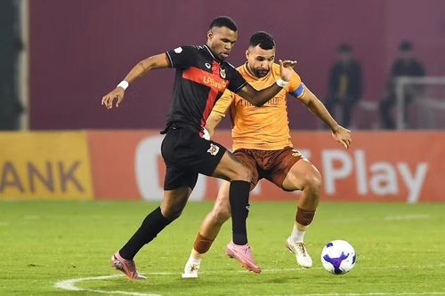 Mùa giải 2025/26, Jairo Rodrigues được Ban huấn luyện tín nhiệm trao tấm băng đội trưởng, trở thành thủ lĩnh cả trong lẫn ngoài sân cỏ của Hoàng Anh Gia Lai. Ảnh: Hoàng Anh Gia Lai.