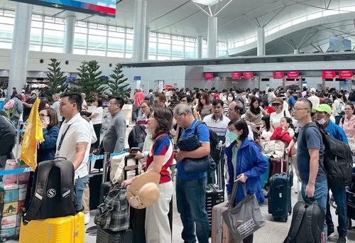 Hành khách tại sân bay Tân Sơn Nhất trong dịp cao điểm Tết Nguyên đán 2026.