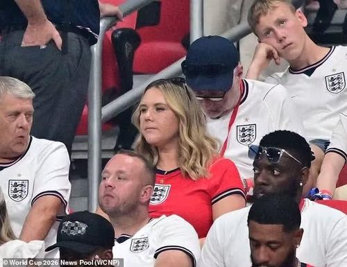 Không chỉ David Beckham, cánh săn ảnh cũng chụp được khoảnh khắc dàn WAGs Anh lộ biểu cảm thất vọng trên khán đài. Vợ của Harry Kane, Kate, trông buồn rầu vào lúc kết thúc trận đấu, giống như những cổ động viên xung quanh.