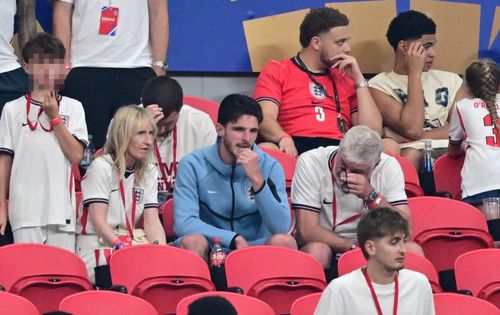 Declan Rice trông như sắp khóc, trong khi người thân bên cạnh đã không kìm nén được nước mắt.