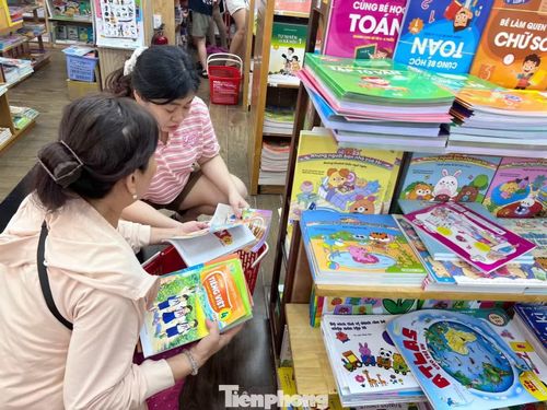  Phụ huynh TPHCM giảm bớt một phần gánh nặng chi phí đầu năm học nhờ chủ trương miễn phí cho mượn sách giáo khoa đối với học sinh lớp 1, lớp 6 và lớp 10 