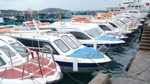 Tại đặc khu Phú Quốc có hơn 100 ca nô hoạt động đưa khách tham quan các đảo. Tuy nhiên, chỉ khoảng 70 phương tiện đáp ứng điều kiện hoạt động theo cấp SB (có mui kín). Số ca nô còn lại không đủ điều kiện khai thác, vận chuyển khách.