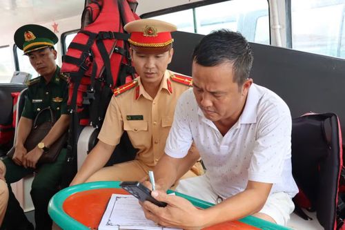 Chủ tàu được yêu cầu không chở quá số người theo quy định, không chở khách vào ban đêm khi thời tiết xấu, hoặc tầm nhìn hạn chế; bảo đảm tất cả hành khách được trang bị và mặc áo phao đúng quy định trong suốt hành trình. Các chủ phương tiện và lái tàu cũng được yêu cầu ký cam kết chấp hành nghiêm các quy định về bảo đảm trật tự, an toàn giao thông đường thủy.