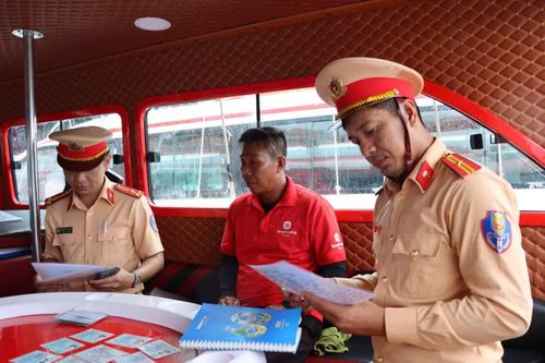 Tại buổi tuyên truyền, lực lượng chức năng phổ biến các quy định của pháp luật về giao thông đường thủy nội địa, an toàn kỹ thuật của phương tiện; kỹ năng xử lý tình huống khi xảy ra sự cố; trách nhiệm với an toàn của hành khách. Cùng đó, lực lượng chức năng cũng kiểm tra các điều kiện hoạt động của tàu chở khách du lịch; nhắc nhở chủ tàu và thuyền viên chấp hành nghiêm các quy định về an toàn trước khi xuất bến.