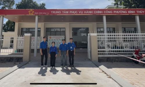 Nhóm tác giả đi khảo sát thực tế trước khi bắt tay vào xây dựng trợ lý ảo dịch vụ công thông minh.