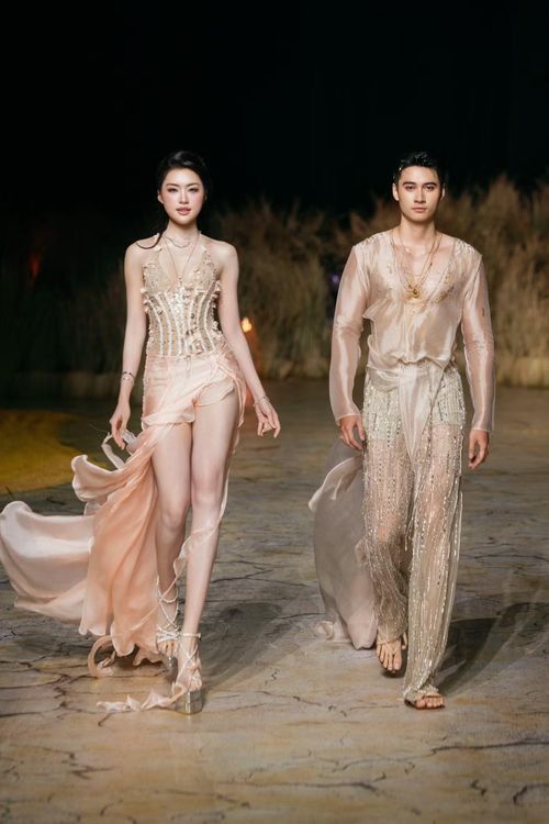 NTK Phùng Minh Long theo đuổi xu hướng thời trang tôn vinh vẻ đẹp nguyên bản với những thiết kế mang gam màu nude, beige, hồng phấn và ánh kim. Bộ sưu tập Inside tập trung vào sự cân bằng giữa nét gợi cảm và tính ứng dụng của thời trang dạ hội.