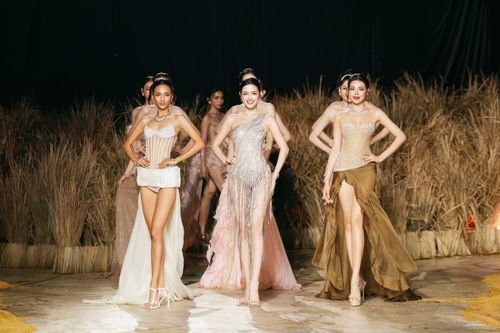 Các thiết kế nổi bật với corset, đường cắt cúp mềm mại, chất liệu xuyên thấu cùng kỹ thuật đính kết thủ công. Chi tiết tua rua, pha lê và bề mặt bắt sáng được khai thác để tôn đường nét cơ thể.