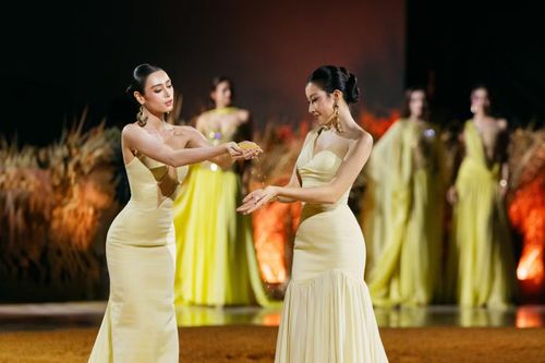 Bộ sưu tập quy tụ Á hậu Hạnh Nguyên, Thu Ngân, Thu Hiền, Y Quyên, người đẹp Như Quỳnh cùng 15 thí sinh Miss Grand Vietnam 2026 trình diễn. Hai thí sinh có lượng bình chọn cao nhất ở hạng mục Popular Vote là Emoura Phạm và Mai Trâm Anh đảm nhận vị trí mở màn.