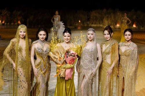 "The Reverie" quy tụ 5 Hoa hậu, Á hậu cùng 15 thí sinh Miss Grand Vietnam 2026 tham gia trình diễn. Mở màn là màn xuất hiện của Hera Ngọc Hằng, Thu Ngân, Thu Trà và Thu Hiền trong vai trò first face, trước khi các người đẹp hòa vào đội hình trình diễn. Hoa hậu Nguyễn Thị Yến Nhi đảm nhận vị trí vedette, khép lại màn trình diễn với thiết kế nổi bật nhất bộ sưu tập.