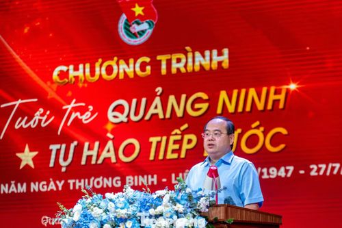 Trong bài phát biểu, ông Quản Minh Cường - Bí thư Tỉnh ủy Quảng Ninh cho rằng chương trình hôm nay mang một thông điệp rất ý nghĩa. “Tự hào” là để mỗi người trẻ hiểu rằng hòa bình, độc lập và sự phát triển của đất nước hôm nay được đánh đổi bằng biết bao máu xương của các thế hệ đi trước. “Tiếp bước” không chỉ là tiếp nối truyền thống bằng lòng biết ơn, mà còn bằng hành động, bằng khát vọng cống hiến, bằng tinh thần đổi mới, sáng tạo và trách nhiệm đối với quê hương, đất nước.